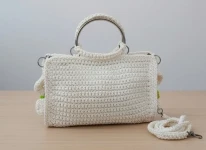 حقيبة يد كروشية أوف وايت مزينة بالزهور